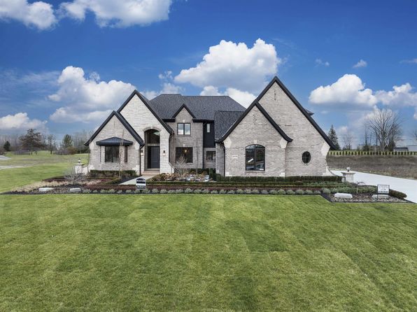 67770 Overlook Trail Dr, Washington, MI 48095