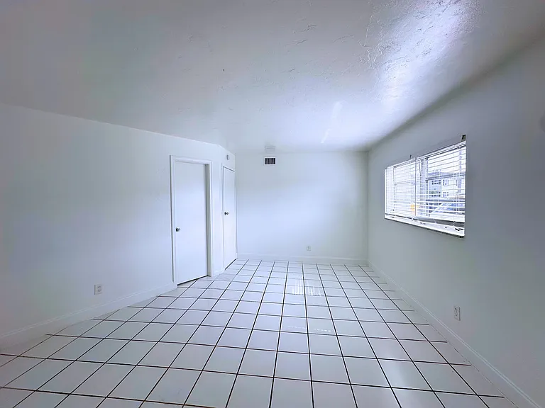 519 W Kalmia Dr — Photo 10