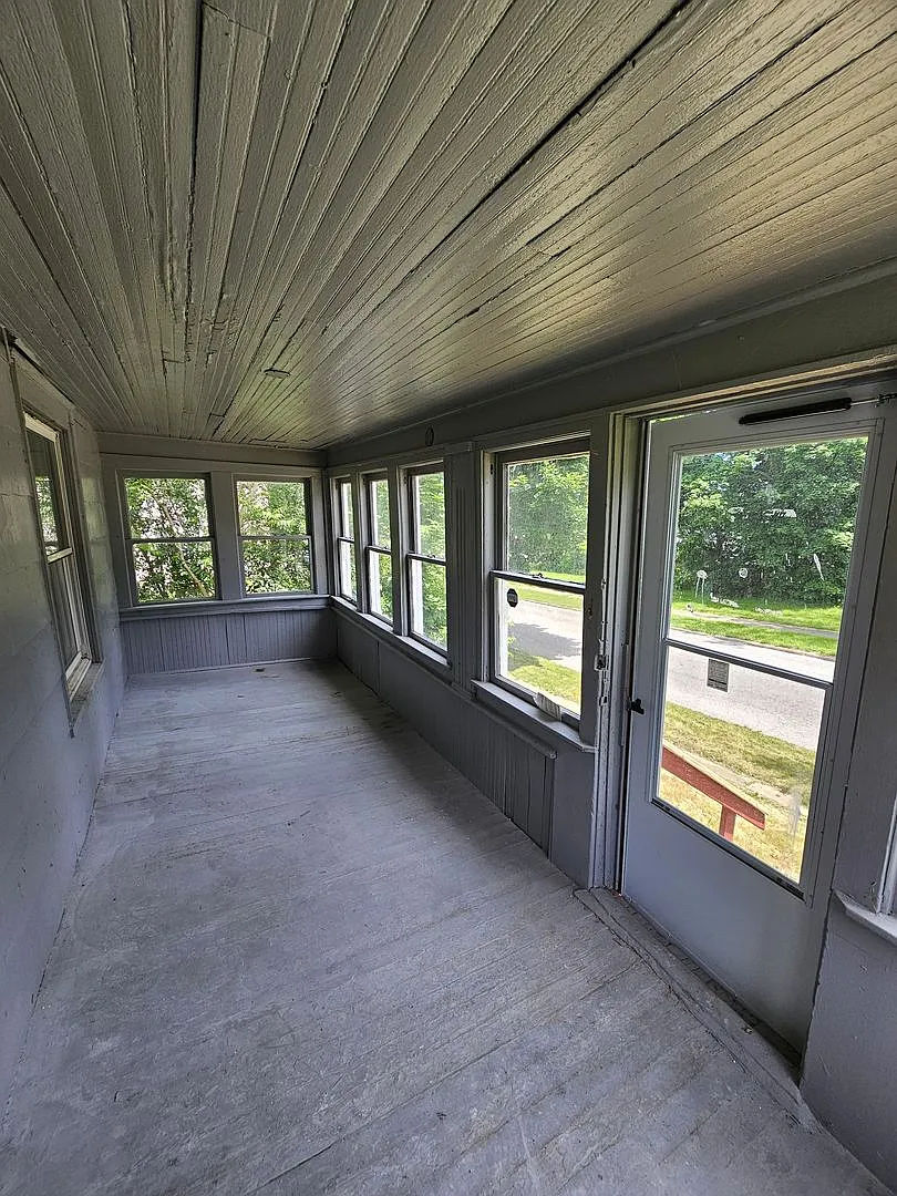 3 Bedroom House For Rent on Fuller St — Photo 2