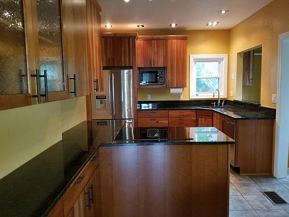 Kitchen and kitchen eat in