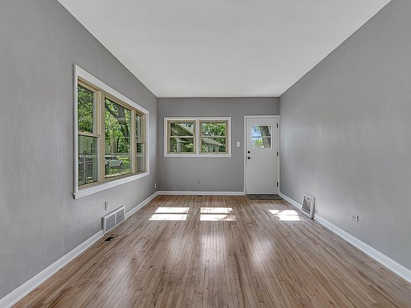 3rd image of 210 17th Ave N