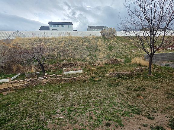 4th image of 1682 E Ridgefield Rd