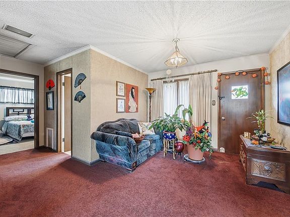 5th image of 300 Crestview Dr