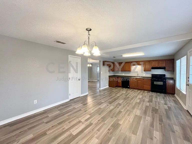 450 Everett St — Photo 9