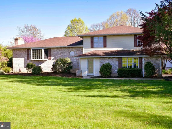 588 Park Dr, Boiling Springs, PA 17007