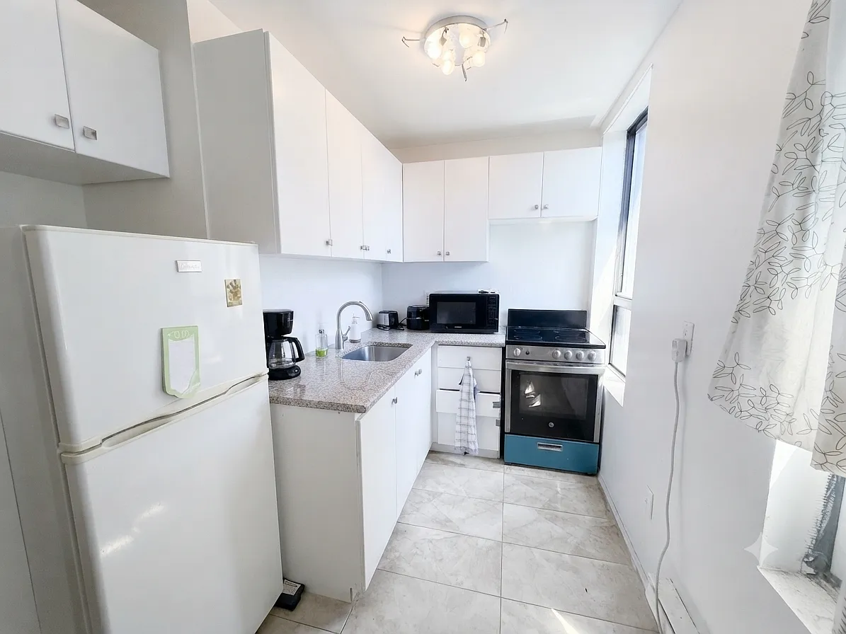 249 Logan Ave - Studio — Photo 1