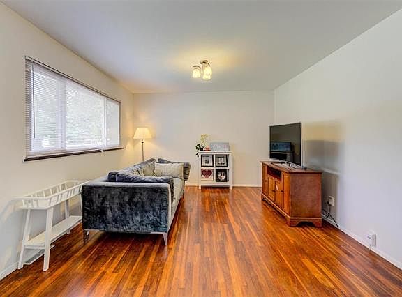 5th image of 9422 Laguna Dr