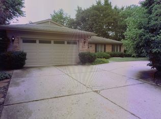 2465 Asbury Rd, Northbrook, IL 60062