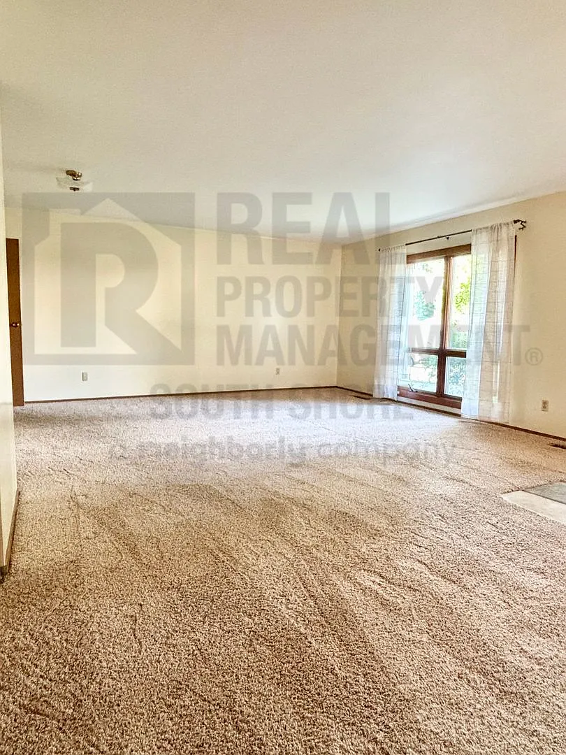 Sprawling 3Bed/2Bath Ranch in the Heart of Valpo — Photo 2