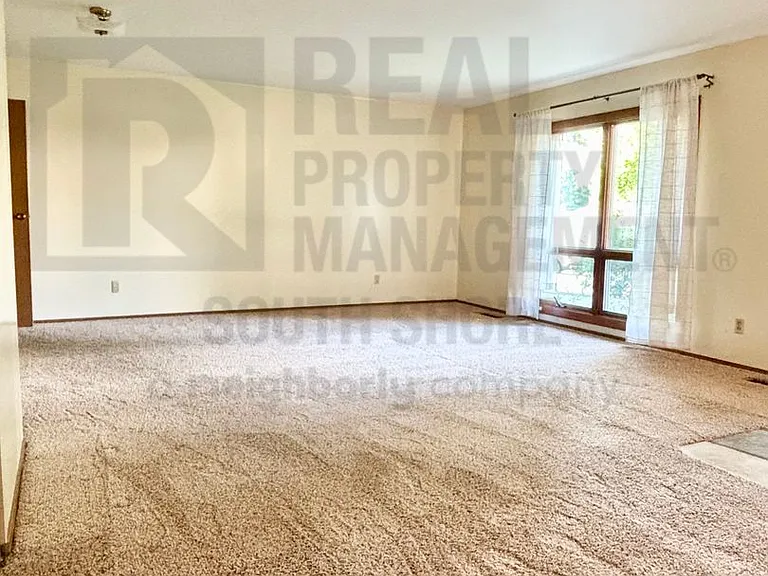 555 Meadow Ln — Photo 2