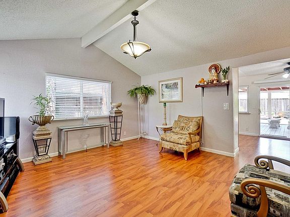5th image of 565 Elmbrook Way