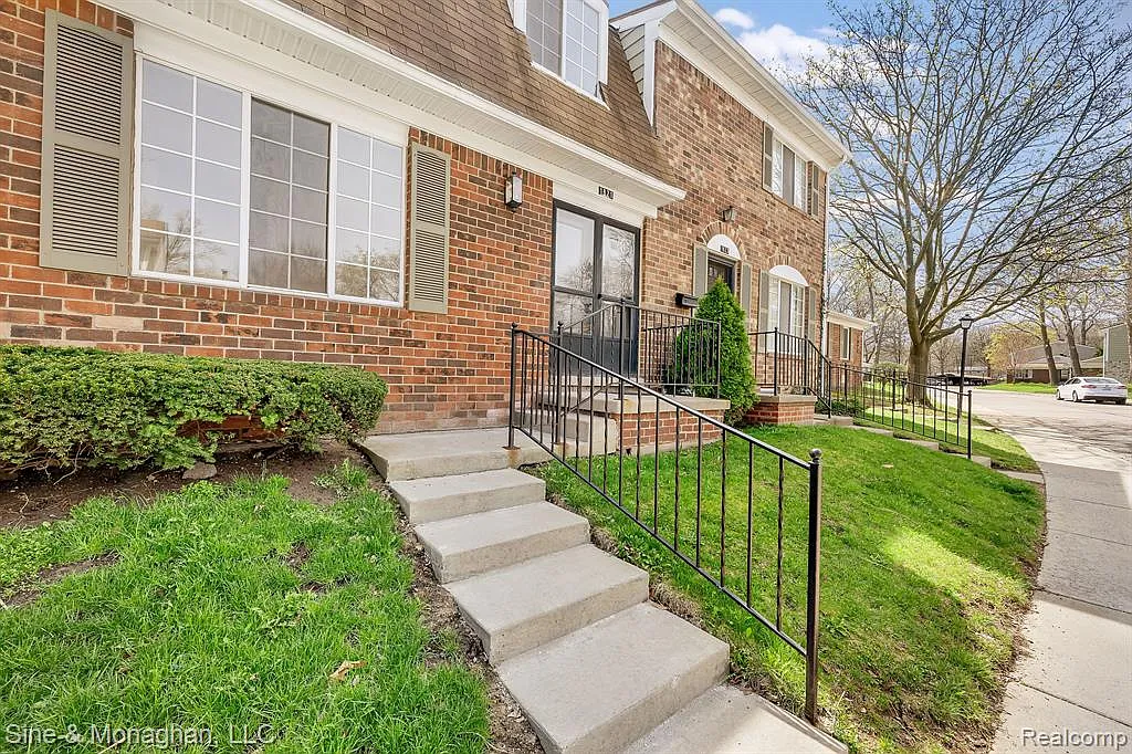 2 bed, 2.5 bath, 1686 sqft, $1,950 — Photo 1