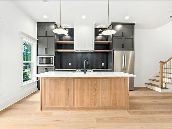 5th image of 578 Pride Ave