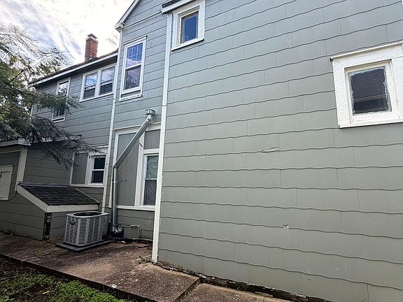 5th image of 1050 SW 12th St #1198