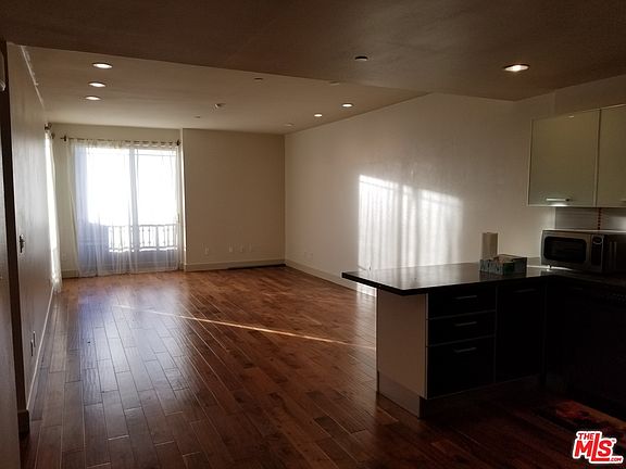 4th image of 848 S Irolo St #206