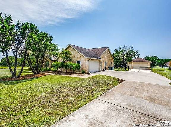 3rd image of 450 Berry Oaks Dr