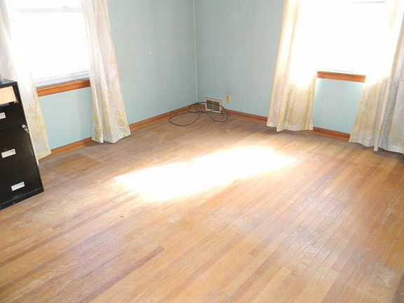 5th image of 822 W Moulton St