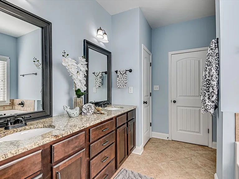 406 Saterlee Ct — Photo 32