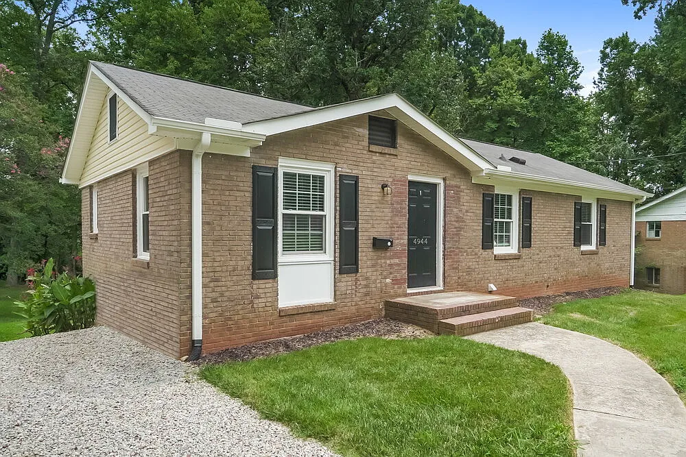 3 bed, 1.5 bath, 1104 sqft, $1,900 — Photo 4