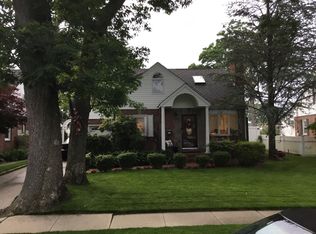 35 Oak Dr, New Hyde Park, NY 11040