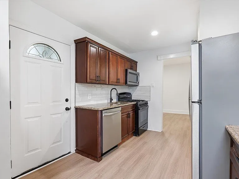 39 Winfield Ave — Photo 9