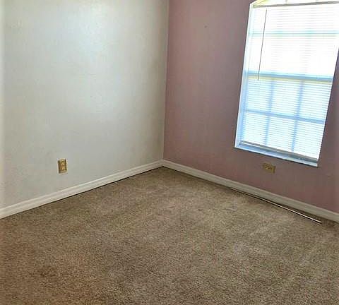 5th image of 836 Foxtail St E
