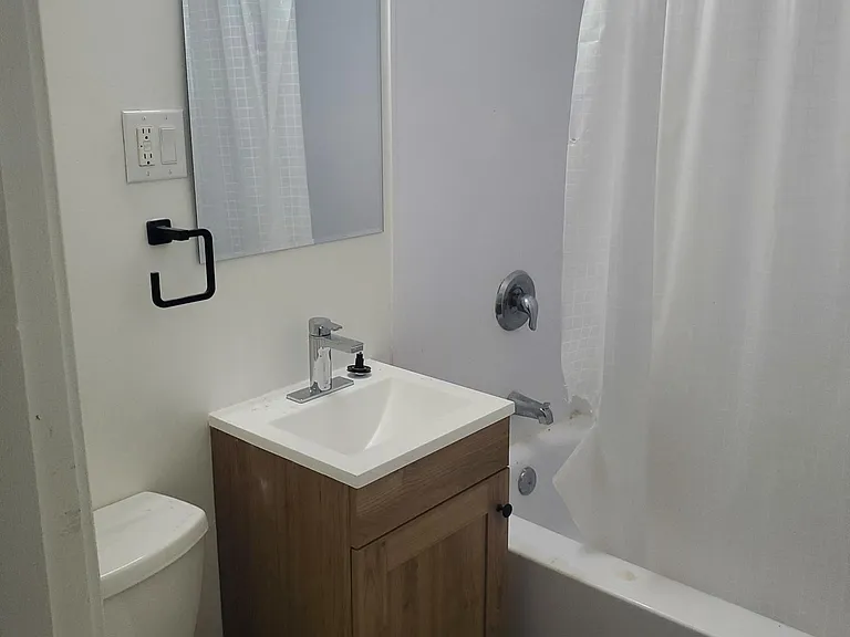 1915 Portage Ave #1 — Photo 8