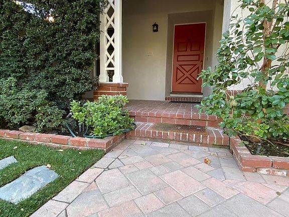 3rd image of 10434 Moorpark St