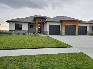 10001 S 105th St, Papillion, NE 68046