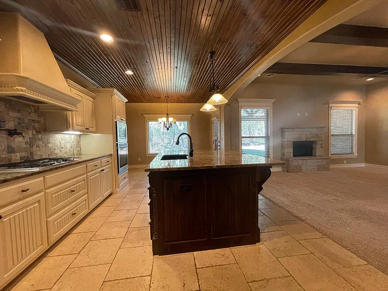 1400 W Ulysses St — Photo 3