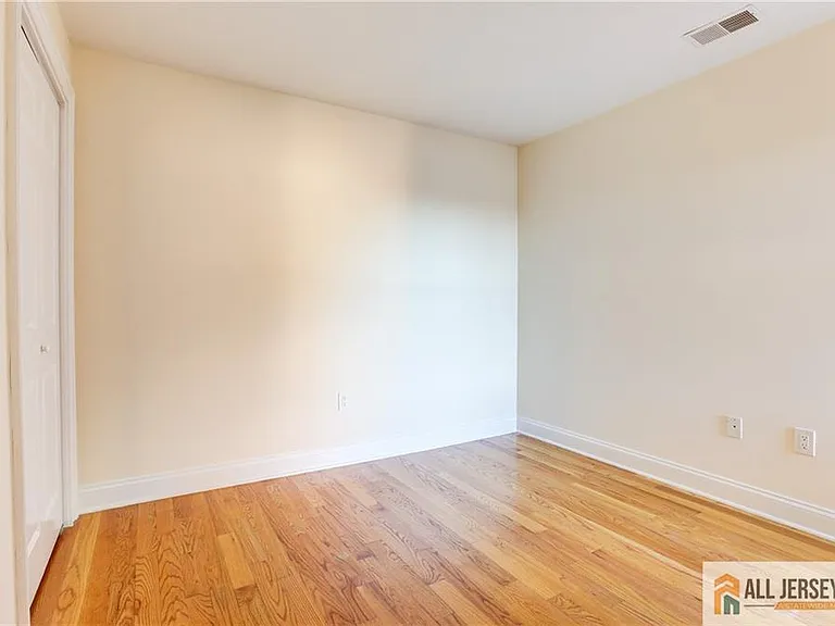112 N Broadway St #B — Photo 14