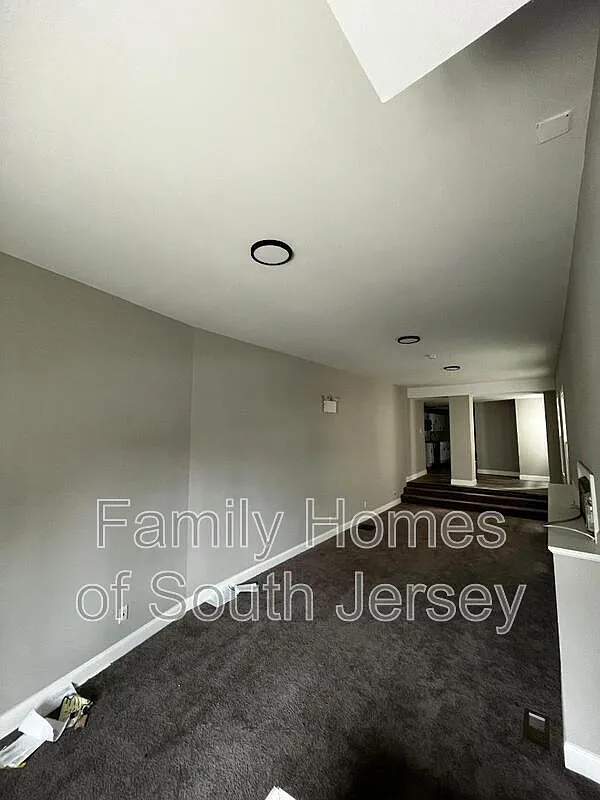 3 bed, 2.0 bath, 1000 sqft, $2,100 — Photo 2