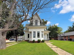 902 N 2nd St, Clinton, MO 64735