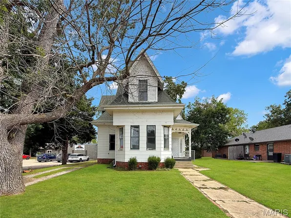 902 N 2nd St, Clinton, MO 64735