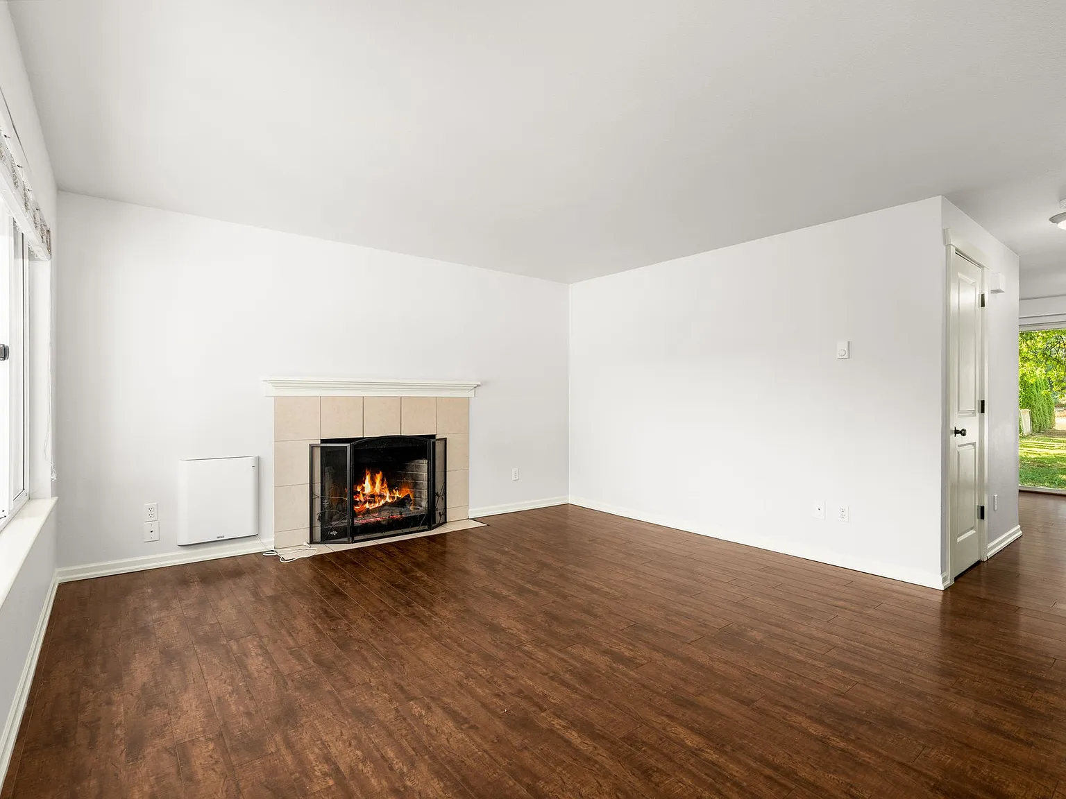 3 bed, 1.5 bath, 1380 sqft, $2,305 — Photo 3