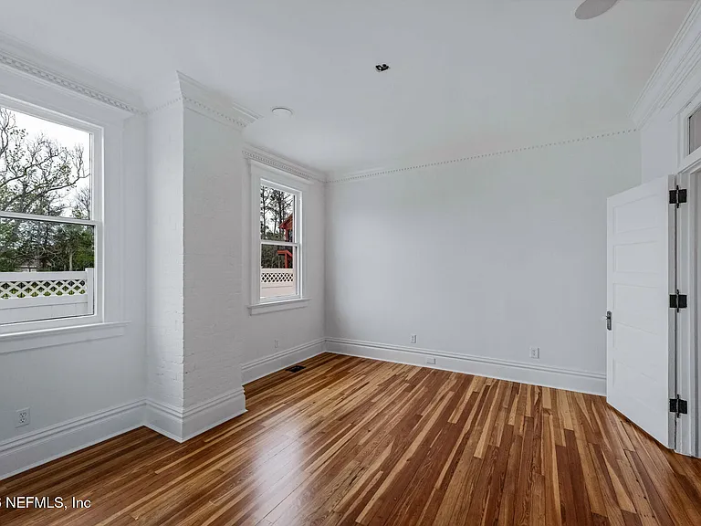 289 N Roscoe Blvd — Photo 20
