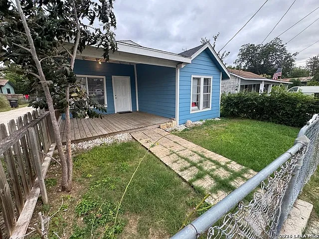 2 bed, 1.0 bath, 731 sqft, $1,250 — Photo 2