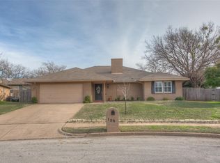 104 Crofton Ct, Benbrook, TX 76126