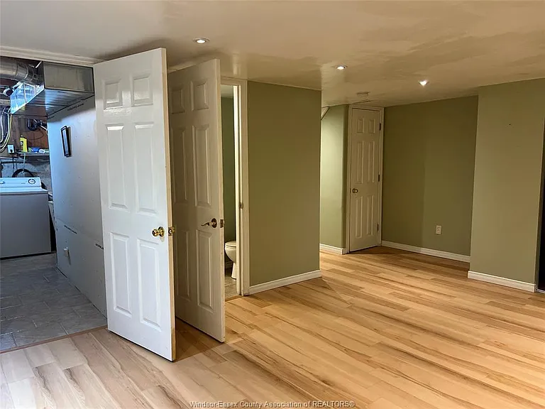 1464 Bayswater Cres — Photo 17