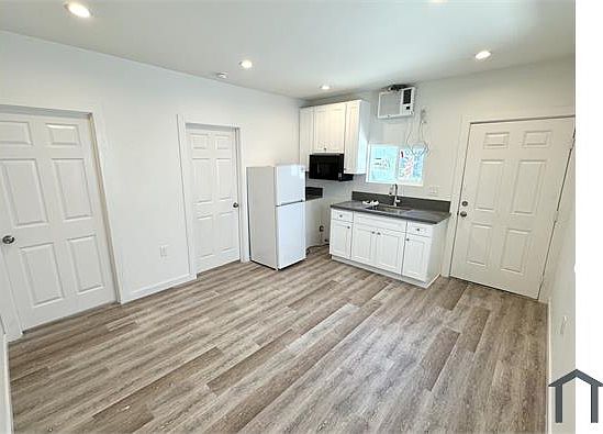 2nd image of 438 S Saint Louis St #438