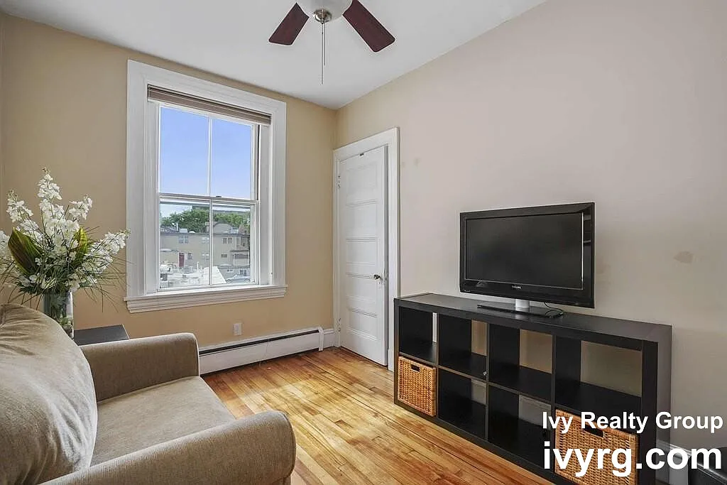 2 bed, 1.0 bath, 727 sqft, $3,600 — Photo 2