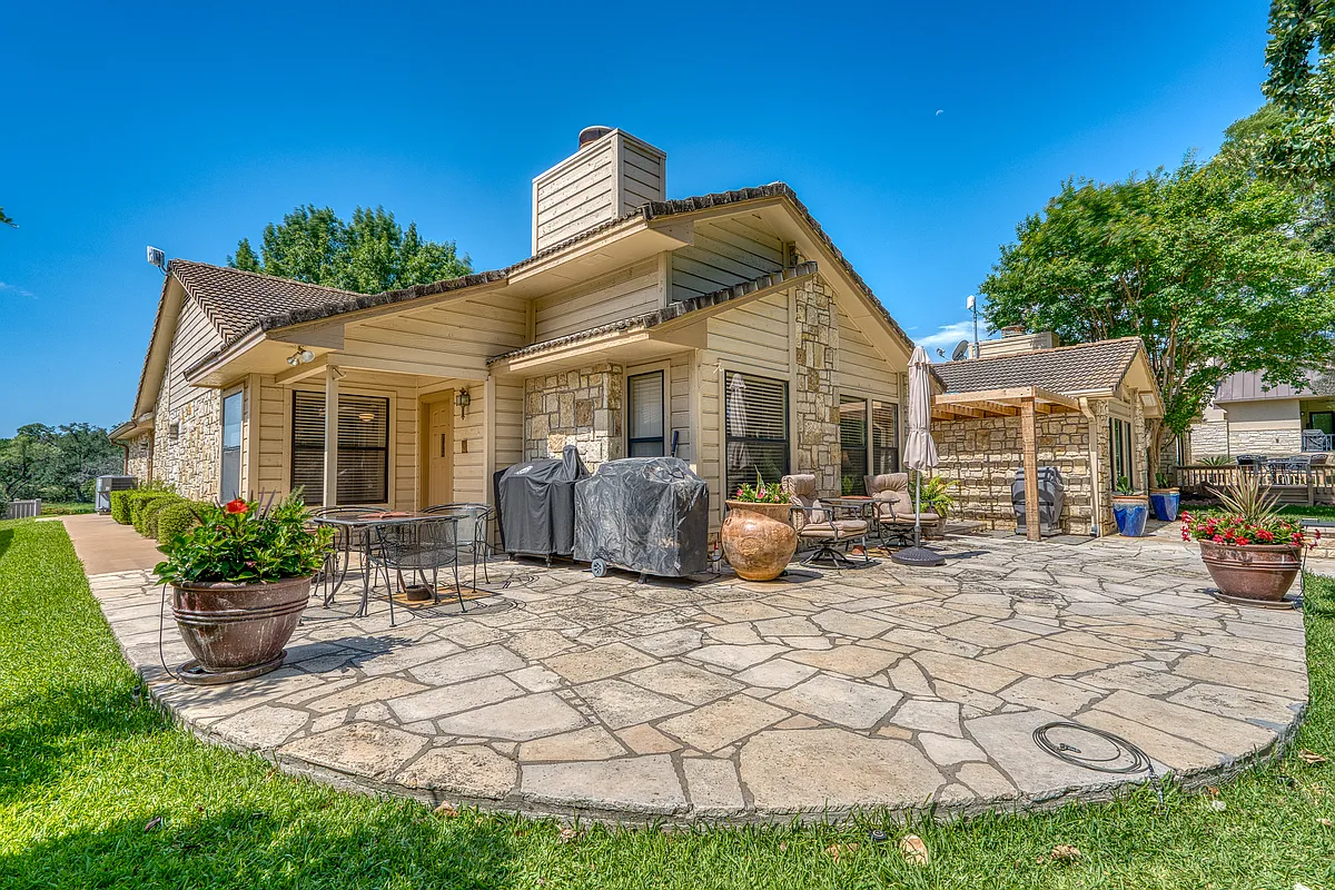 Building Photo - 302 Fault Line Dr #D