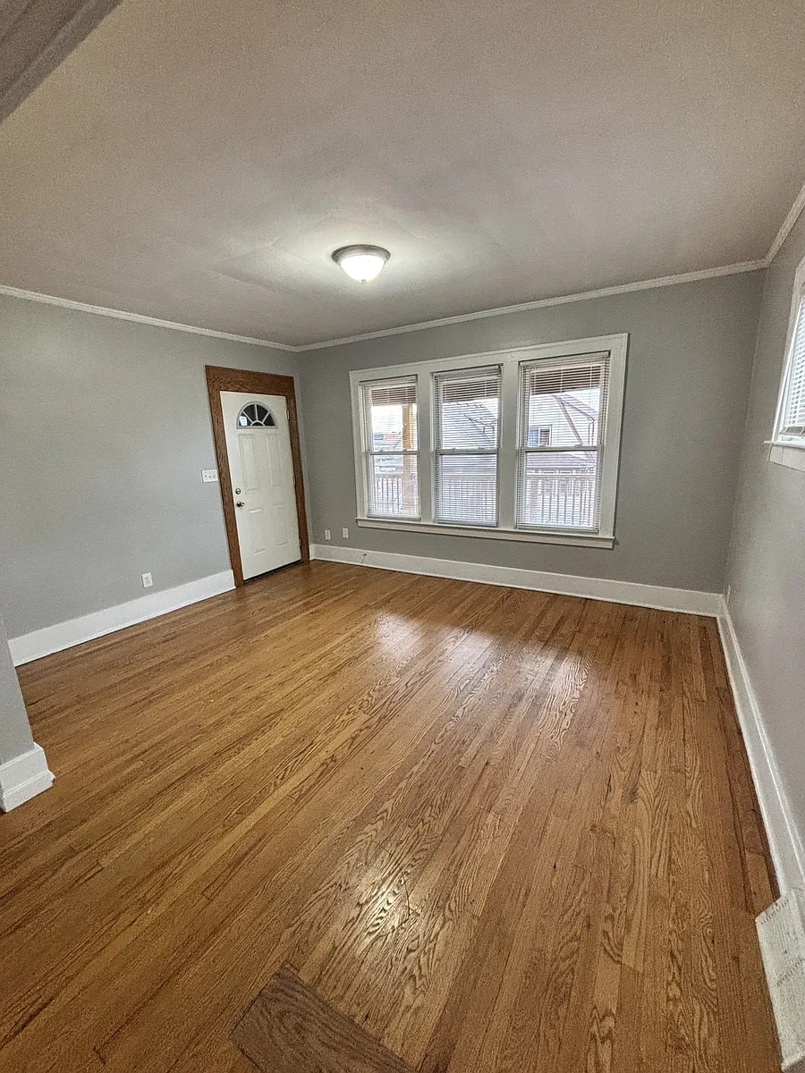 Building Photo - 168 Bondie St