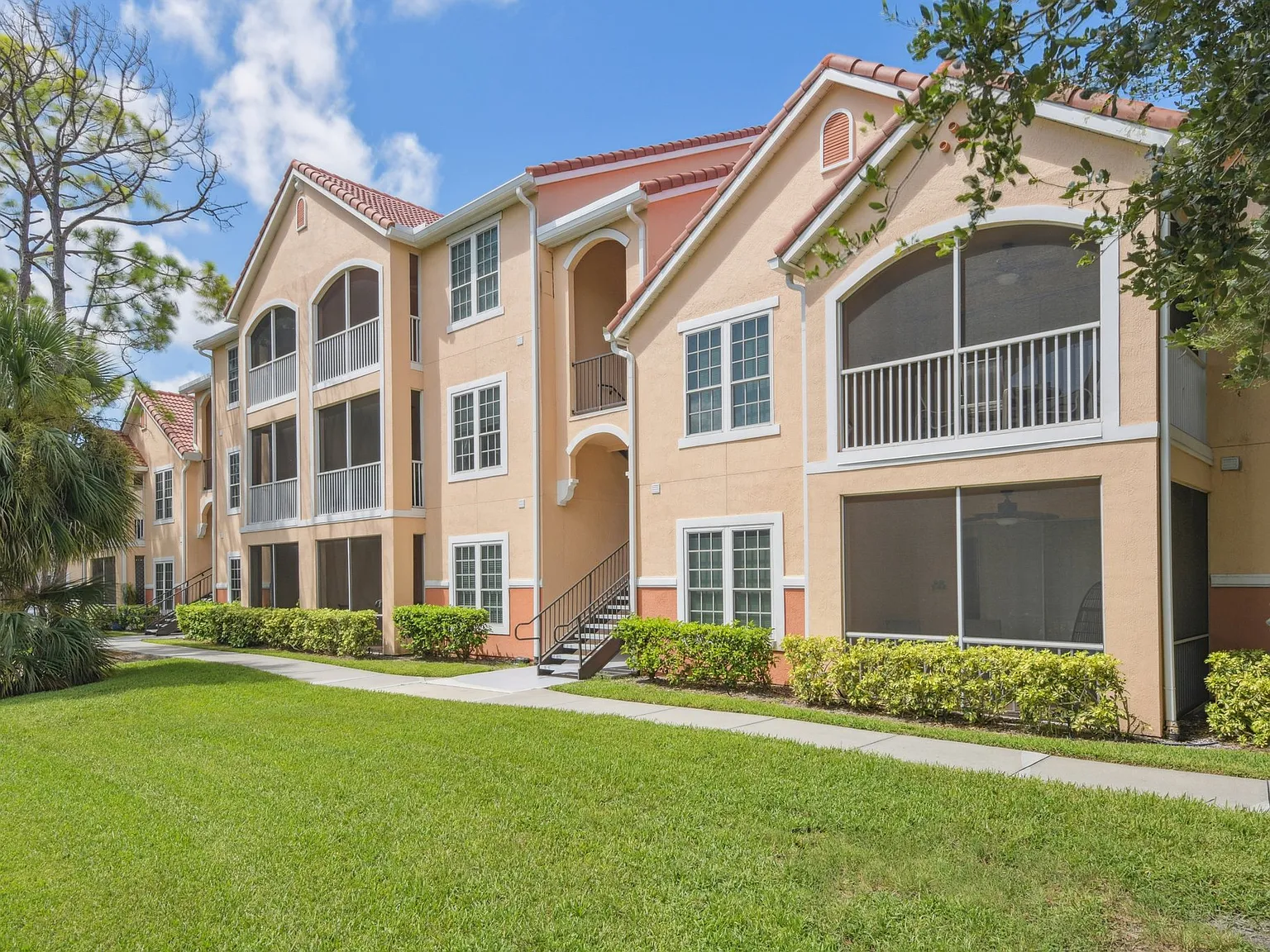 1 bed, 949 sqft, $1,595 — Photo 2