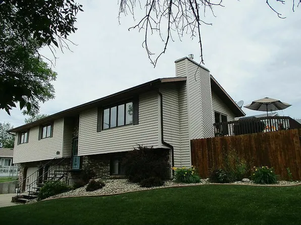 912 Governor Ln, Bismarck, ND 58501
