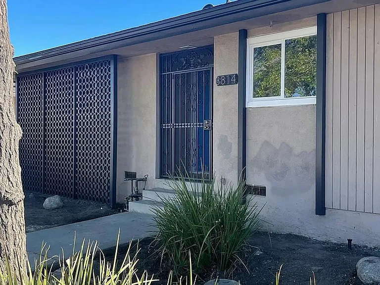 3814 S Bronson Ave — Photo 2
