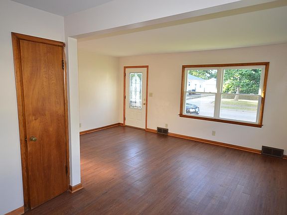 4th image of 1850 Esther Ave