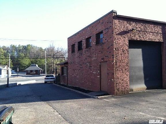5th image of 1039 W Jericho Tpke