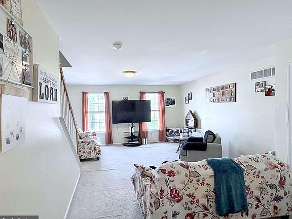 4th image of 412 W 32nd St