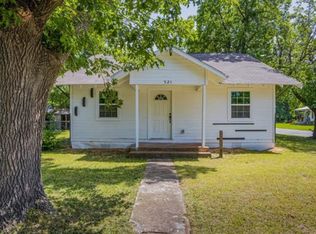 521 W 10th St, Bonham, TX 75418